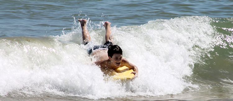 Supernova colonie de vacances enfants bodyboard dans l'océan atlantique