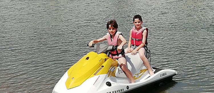 Supernova colonie de vacances enfants de 8 ans sur jetski mer