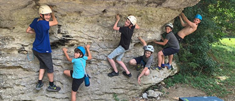 Supernova colonie de vacances enfants qui escaladent en ardèche
