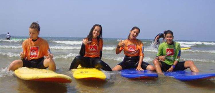 Supernova colonie adolescentes sur la plage initiation au surf pays basque