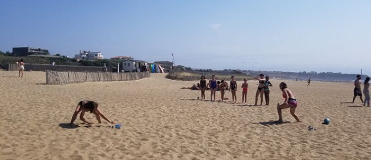 Supernova colonie de vacances ados qui s'amusent sur la plage dans les landes