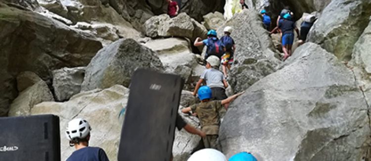 Supernova colonie de vacances ados en cours d'escalade ardèche