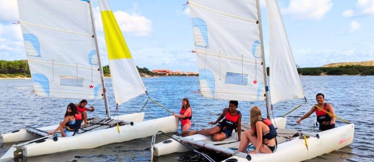 Supernova colonie de vacances ados sur un paddle géant sur l'océan