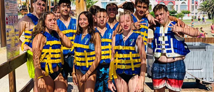 Supernova colonie de vacances été ados heureux au parc aquatique