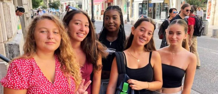 Supernova colonie de vacances photo de groupe d'ados avec la mascotte requin d'un parc aquatique provence