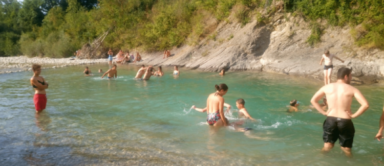 Supernova colonie de vacances enfants qui se baignent dans une rivière drôme après une randonnée