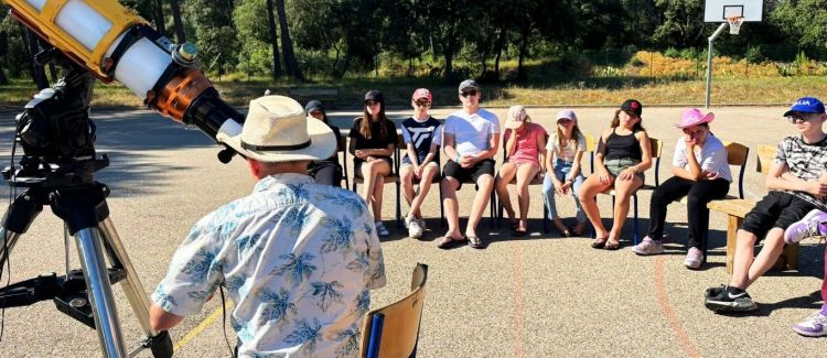 Supernova colonie de vacances parc d'attraction provence avec structures gonflables en forme d'animaux