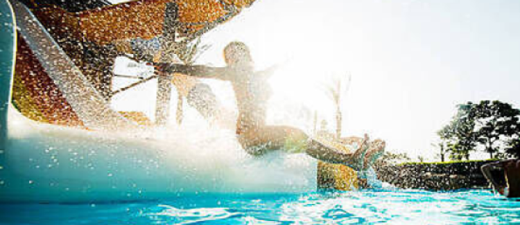 Supernova colonie de vacances ados profitant d'un parc aquatique