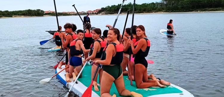 Supernova colonie de vacances photo de groupe ados dans un camping dans les landes