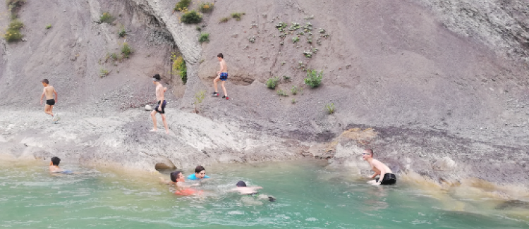 Supernova colonie vacances ados dans la drôme baignade en rivière en pleine nature