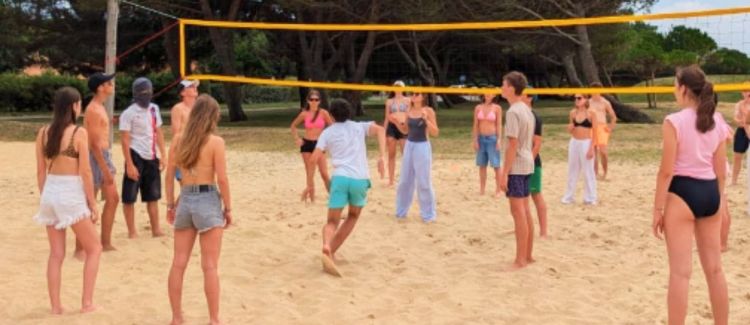 Supernova colonie de vacances ados qui jouent et cours sur la plage landaise au coucher du soleil