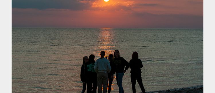 Supernova colonie de vacances groupe d'ados admirant le coucher de soleil sur la plage des landes