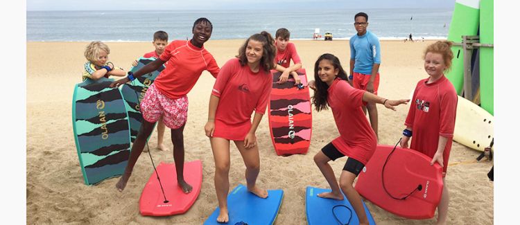 Supernova colonie de vacances adolescents sur la plage basque initiation au surf