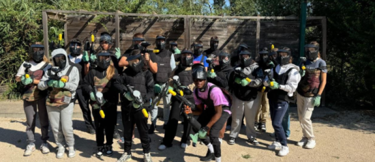 Supernova colonie de vacances groupe d'ados équipés pour le paint ball