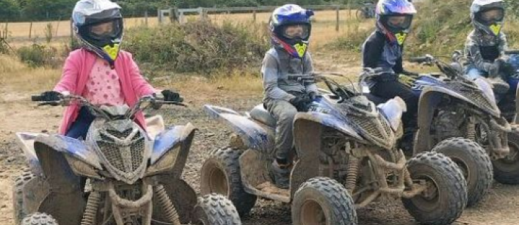 groupe d'enfants, moto, quad