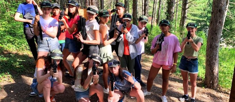 Supernova colonie de vacances enfants jouant aux ricochets drôme