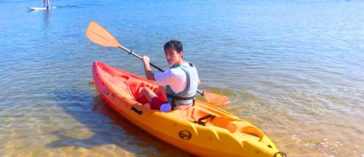 Supernova colonie de vacances ados qui s'amusent sur la plage dans les landes