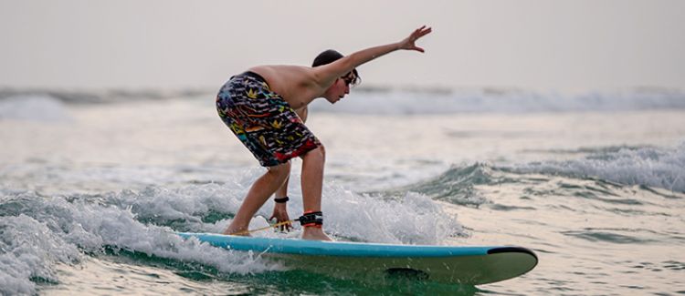 Supernova colonie de vacances ado qui fait du surf sur l'océan
