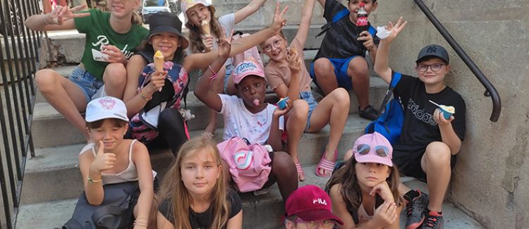 Supernova colonie de vacances groupe d'enfants heureux de découvrir la provence sous le soleil