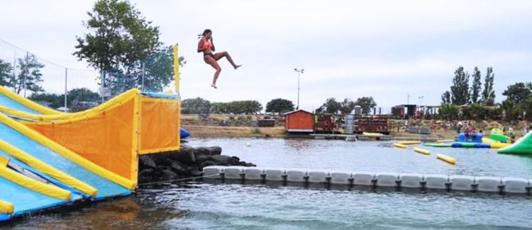 Supernova colonie de vacances groupe d'enfants de 11 ans sur la plage sud de la france
