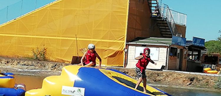 Supernova colonie de vacances aquapark aqualand structure gonflable dans l'eau sud de la france