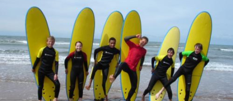 surfers line up