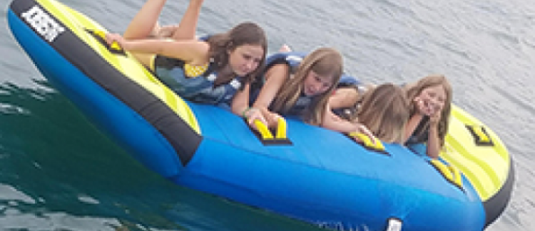 Supernova colonie de vacances enfants sur un water board océan atlantique