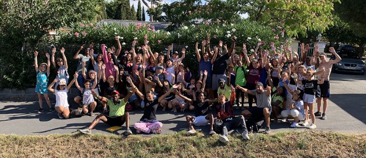 Supernova colonie de vacances photo de groupe d'ados dans les landes camping