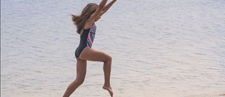 Supernova colonie de vacances gym gymnastique fill qui fait une roue sur la plage atlantique