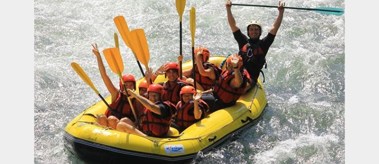 Supernova colonie de vacances ados en groupe dans un bateau de rafting pays basque
