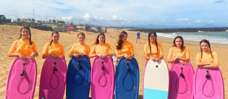 Supernova colonie de vacances ado qui fait du surf sur l'océan