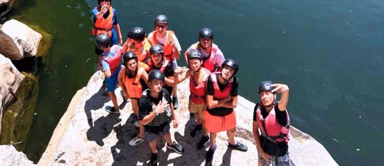 Supernova camp de vacances ado qui escalade une paroi naturelle enardèche