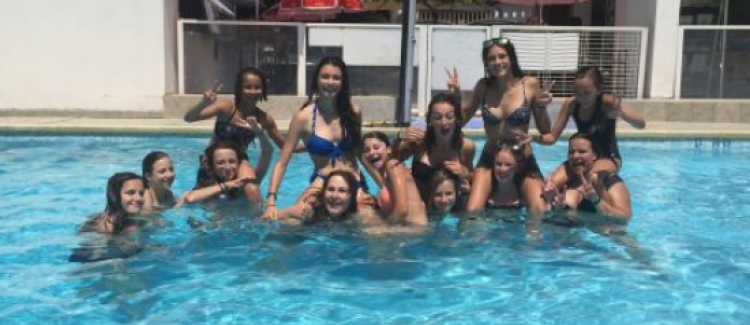 Supernova colonie de vacances ados dans une piscine à Agde