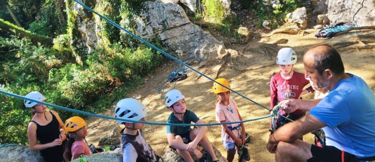 Supernova stage sportif groupe d'enfants qui font de l'escalade en ardèche