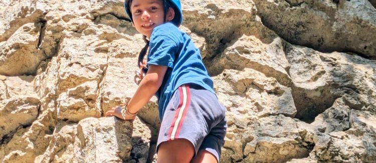 Supernova stage sportif enfants qui font de l'escalade en ardèche