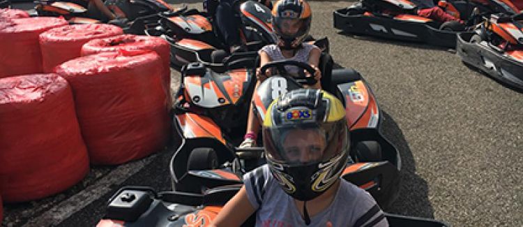Supernova colonie de vacances enfants qui font du karting en ardèche