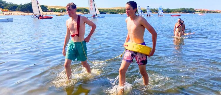 Supernova colonie de vacances ados en groupe qui courent dans l'océan