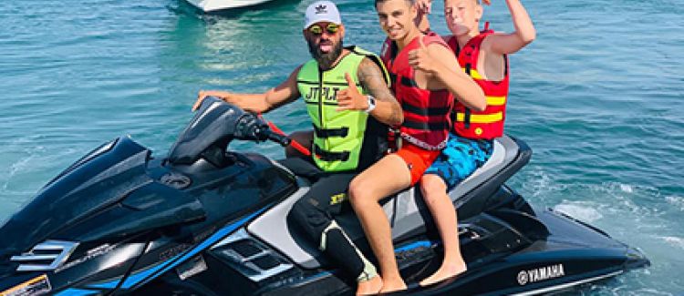 Supernova colonie de vacances été ado faisant du jetski méditerranée