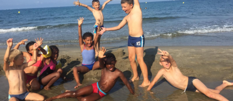 Supernova colonie de vacances  groupe d'enfants sur la plage méditerranée