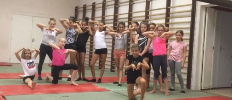 Supernova colonie de vacances gym gymnastique groupe d'enfants stagiaires