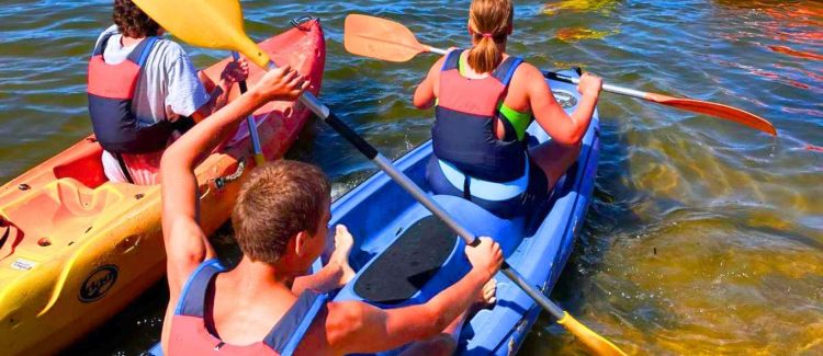 Supernova colonie de vacances ados en groupe sur la plage en train de regarder l'océan