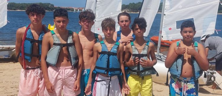 Supernova colonie de vacances phot de groupe ados avant cours de voile sur la plage dans les landes