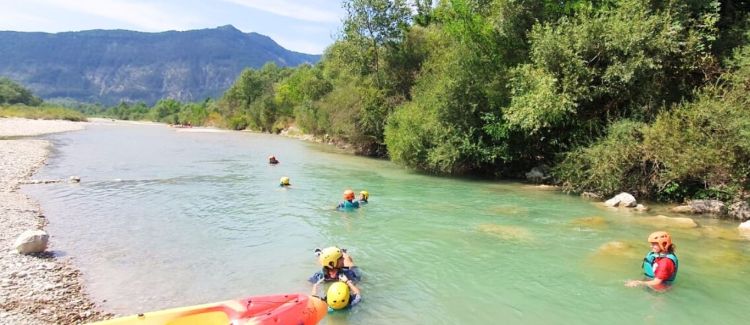 Supernova colonie de vacances enfants qui se baignent dans une rivière drôme après une randonnée