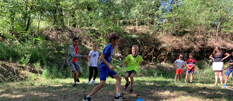 Supernova colonie de vacances enfants qui jouent dans la nature provençale