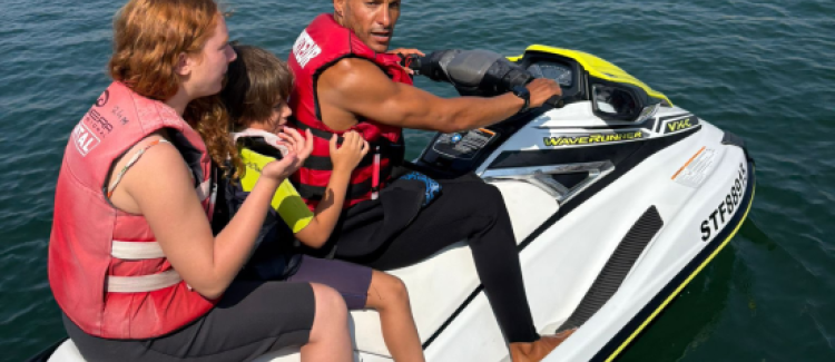 Supernova colonie de vacances enfants sur un jetski sur la mer sud