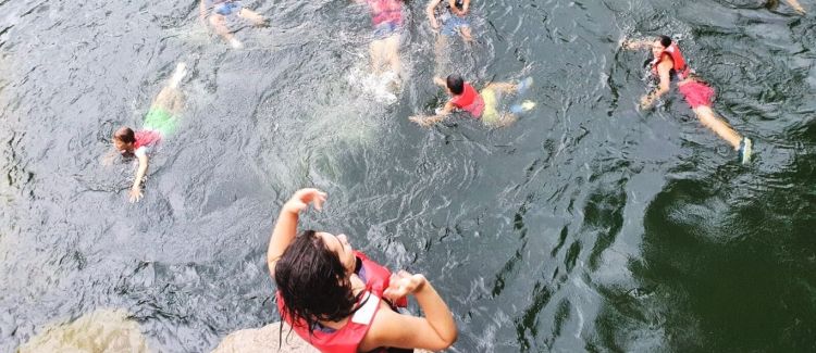 Supernova colonie de vacances groupe d'enfants escalade paroi naturelle ardèche