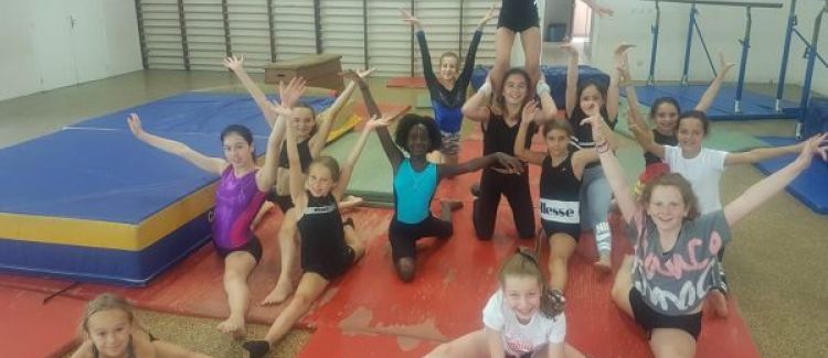 Supernova colonie de vacances gym gymnastique groupe de gymnastes enfants heureuses