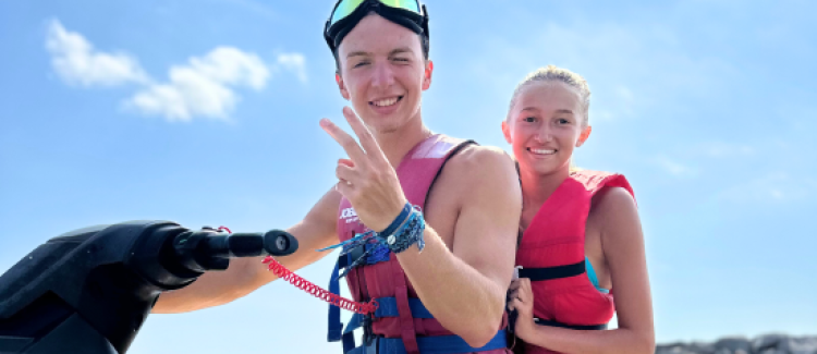 animateur et enfant jet ski