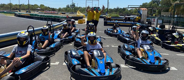 Supernova colonie de vacances ados prêts à faire une course de karting sud de la france