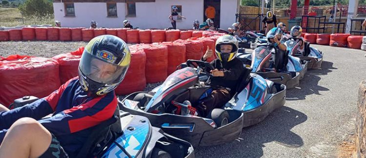 Supernova colonie de vacances ados en pleine course de karting sud de la france